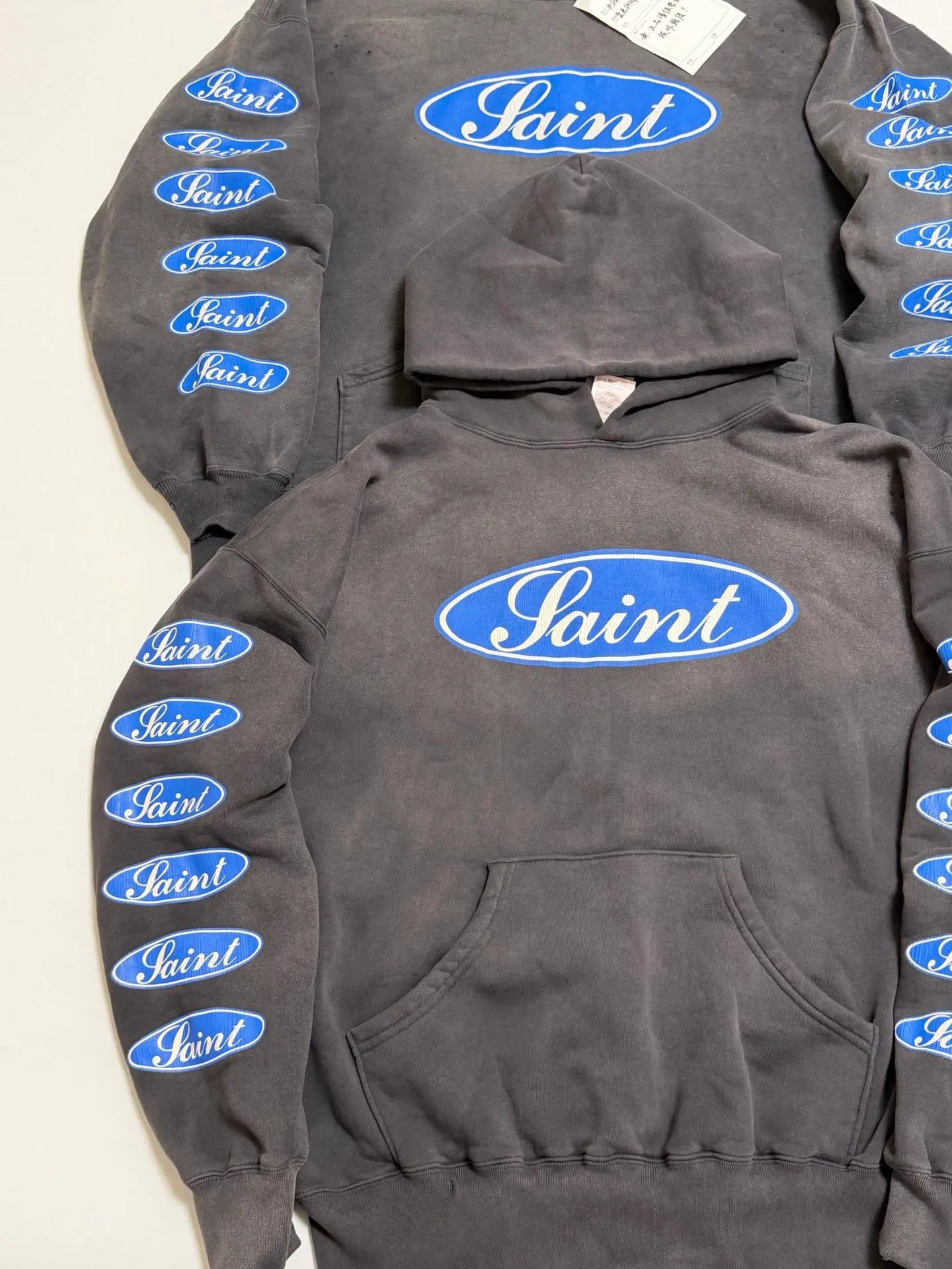 Pattern vs Original SAINT Mxxxxxx HOODIE/LOVE AMONG/BLK Blue SAINT Barrage Slogan Hoodie Washed Black S-XL The latest version has been modified many times. The version is closer to the original version and has a stronger street flavor! Heavy washing with water-sprayed fading process for stronger distressing effect. Handmade wormhole destruction treatment. Authentic level extreme distressed crack printing. The main mark and wash mark are all correct versions.